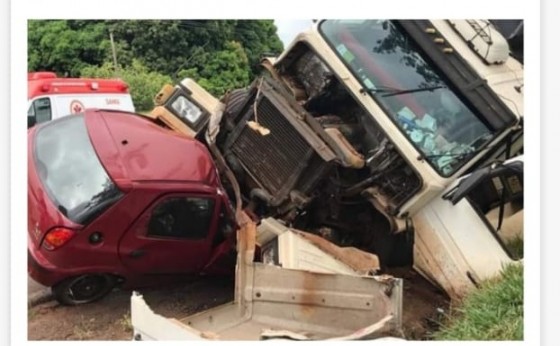 Carreta com placas de São Miguel do Iguaçu se envolve em grave acidente na PR-463