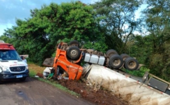 Carreta de Medianeira, carregada com frango congelado, tomba na BR-163 em Capitão