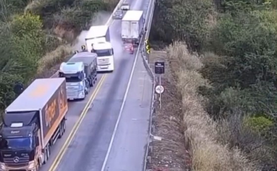 Carreta desgovernada arremessa carro de ponte e deixa cinco feridos na BR-116