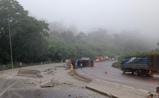 Carreta tomba e interdita parcialmente BR-277, em frente o Castelinho