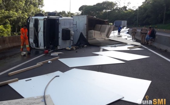 Carreta tomba e interdita pista da rodovia BR 277 em Matelândia