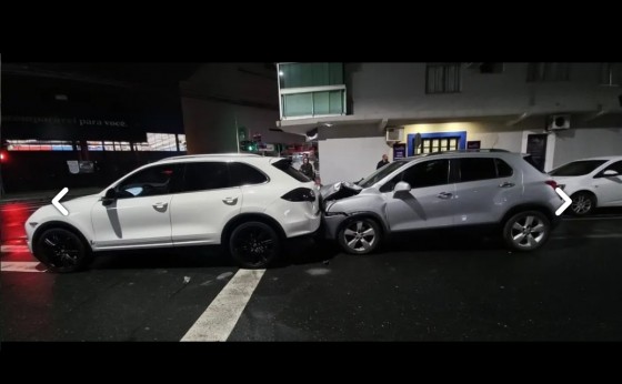 Carro atropela pedestre em Balneário Camboriú, e mulher da vítima persegue motorista até ele parar