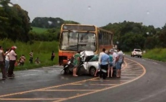 Carro com placas de Foz se envolve em acidente com ônibus e deixa 5 mortos na BR-277