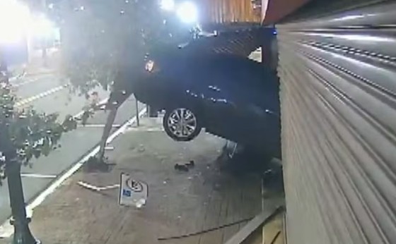 Carro conduzido por motorista bêbado invade loja do Paraná e fica 'pendurado' na porta