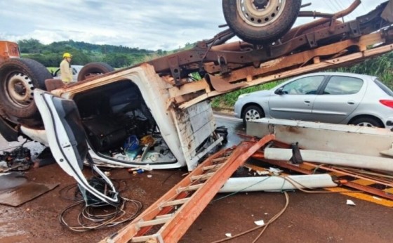 Carro de empresa de eletricidade capota na PR-497 em São Miguel do Iguaçu