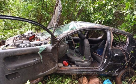 Carro desce ladeira em Matelândia e bombeiros de Medianeira auxiliam no resgate da condutora