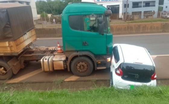 Carro é arrastado por carreta na BR-277 em Medianeira