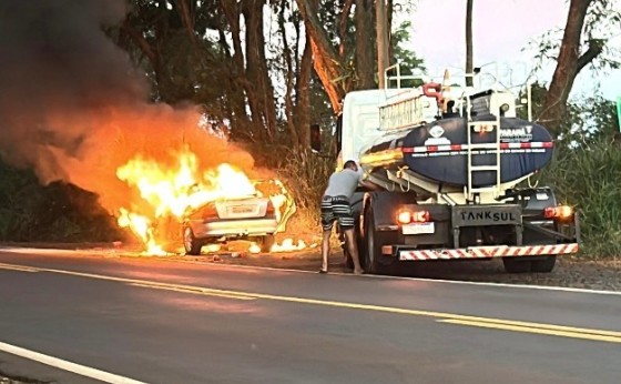 Carro é consumido pelas chamas na PR-495 entre Missal e Dom Armando