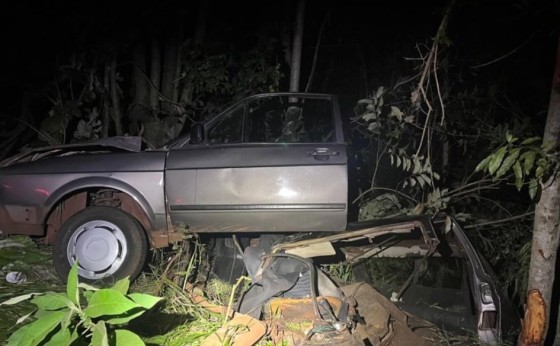 Carro parte ao meio após colisão contra árvores na PR-585, em São Pedro do Iguaçu