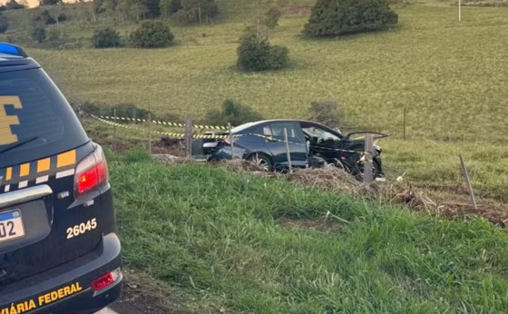 Carro sai da pista, bate em árvore e mata mãe e duas filhas, de 4 e 5 anos, no Paraná