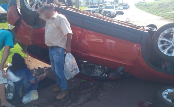 Carro sai da pista e capota após colisão na BR-277