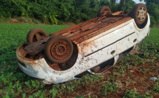 Carro sai da pista e capota em Aurora do Iguaçu