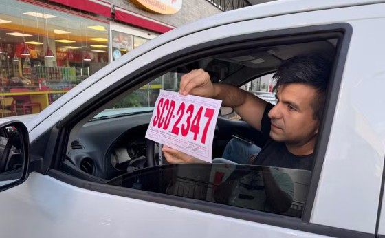 Carros argentinos com placa de papel são vistos circulando em Foz do Iguaçu; entenda