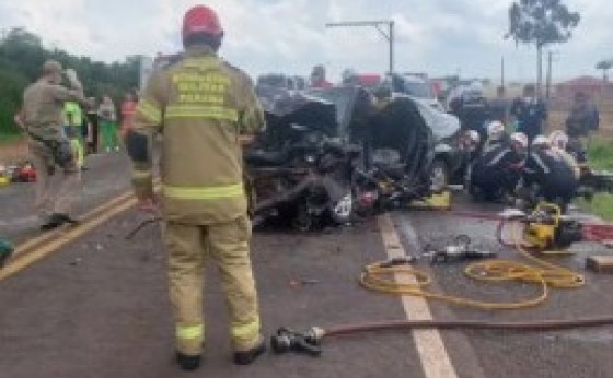 Carros ficam destruídos e ocupantes feridos em forte batida na BR-277 em Céu Azul