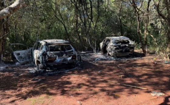 Carros são encontrados queimados às margens do Lago de Itaipu