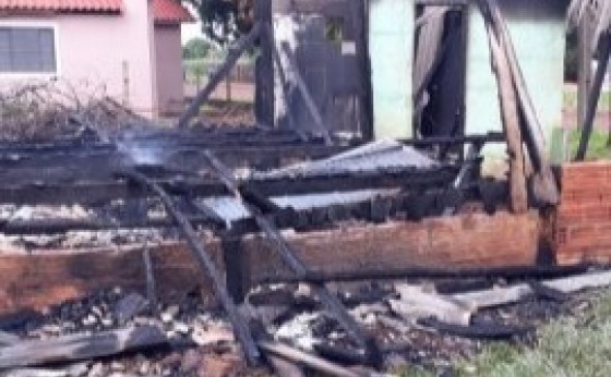 Casa fica destruída em incêndio no distrito de Santa Rosa do Ocoí em São Miguel