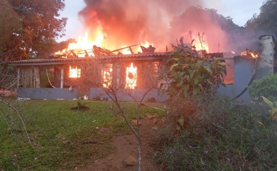 Casa ficou destruída pelo fogo no interior de Missal