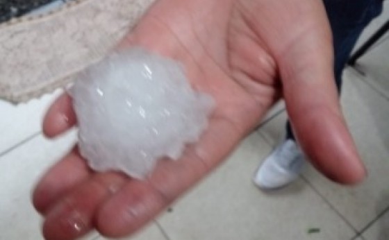 Chuva acompanhada de vento e granizo assusta moradores de Santa Helena