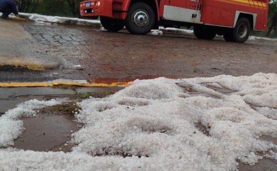 Chuva de granizo atinge bairros de Vacaria no RS, e surpreende moradores com volume de gelo nas ruas