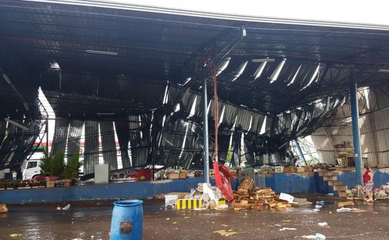 Chuva e vento forte deixa bairros sem luz e causa estragos em Foz do Iguaçu