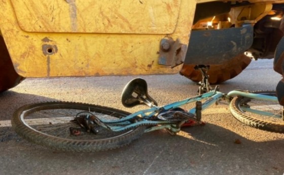 Ciclista é atropelado por retroescavadeira em Santa Helena