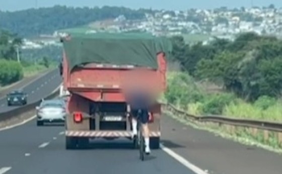 Ciclista pedala atrás de caminhão na BR-277, em São Miguel do Iguaçu