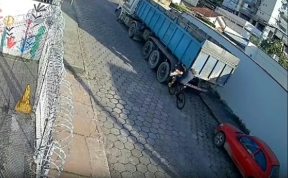 Ciclista se distrai e bate em caminhão parado
