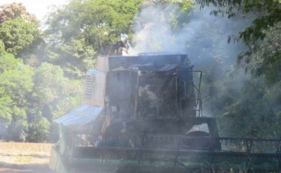 Colheitadeira é parcialmente destruída pelo fogo em Santa Helena