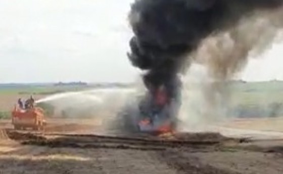 Colheitadeira fica destruída em incêndio no interior do município de Missal