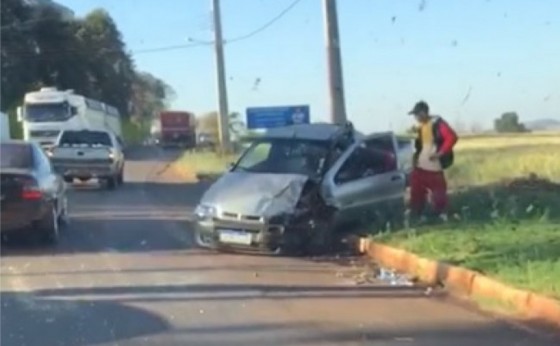 Colisão frontal entre carro e carreta é registrada no trevo de acesso a Missal