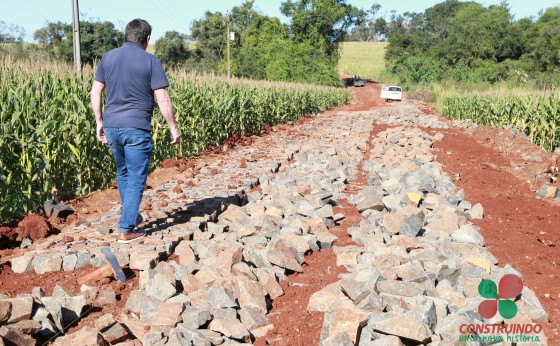 Com cerca de 60% concluídas, obras de Pavimentação Poliédrica entre São Pedro e São José continuam