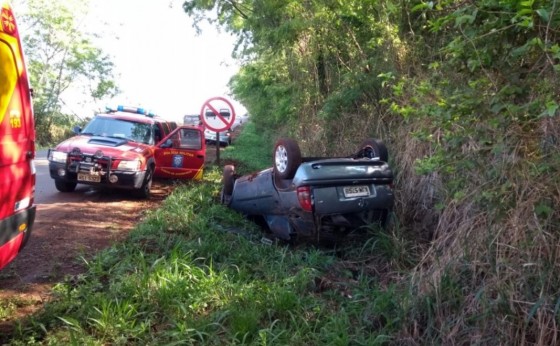 Condutor de veículo fica ferido após capotamento na PR 495