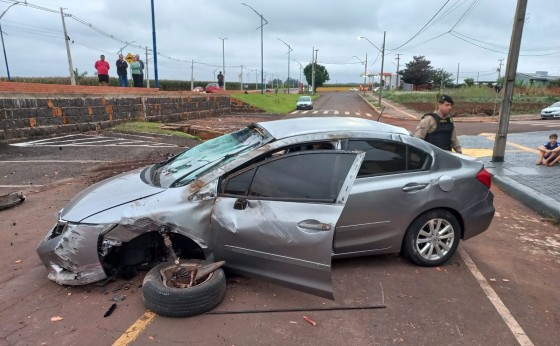 Condutor perde controle da direção e veículo capota várias vezes em Avenida de Itaipulândia