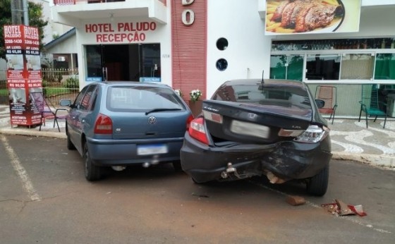 Condutor perde controle de carro e colide em veículos estacionados na Avenida Brasil
