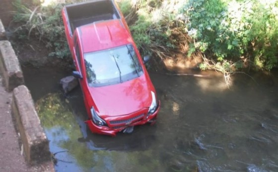 Condutor perde o controle e veículo cai em rio no interior de Missal