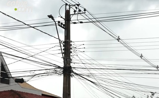 Copel retira 285 toneladas de fios irregulares de telecomunicação no Paraná
