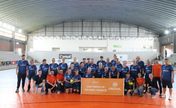 Cresol entrega uniformes para a nova temporada da Liga Cresol da Terceira Idade