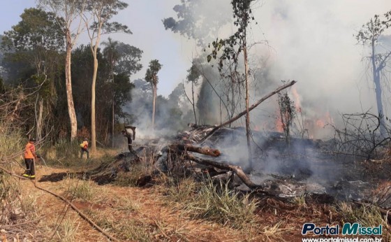 Defesa Civil de Missal e Matelândia estão combatendo incêndio na divisa de Missal e Ramilândia