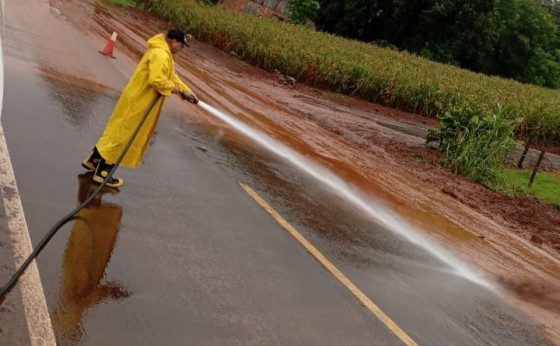 Defesa Civil de Missal realiza limpeza da PR-495 próximo ao Portão Ocoí