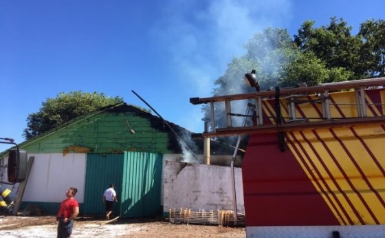 Defesa Civil e Corpo de bombeiros combatem incêndio em aviário no interior de Santa Helena