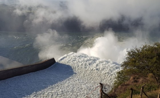 Depois de quase um ano fechado, vertedouro da Itaipu é reaberto nesta madrugada