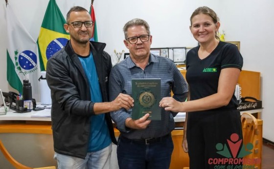 Dirigentes da Acimi presenteiam Prefeito e Presidente Câmara de Missal com Livro da Caciopar