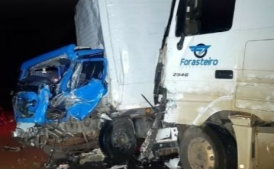 Dois caminhões e três veículos se envolvem em acidente na BR-277