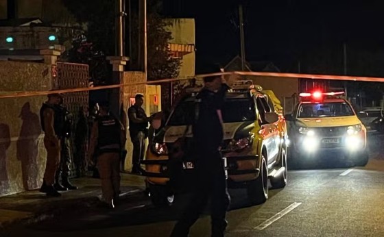 Dois suspeitos rendem família durante tentativa de assalto à residência no PR e são mortos pela PM