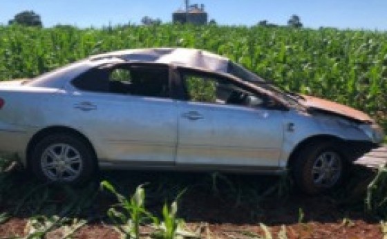 Duas pessoas são levadas ao hospital após veículo capotar na PR 497 entre São Miguel e Itaipulândia