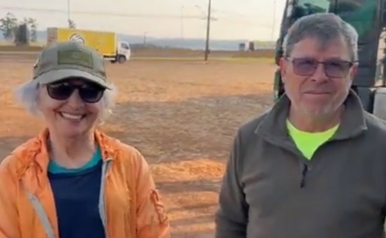 Dupla de amigos idosos percorrem rota da fé na Costa Oeste
