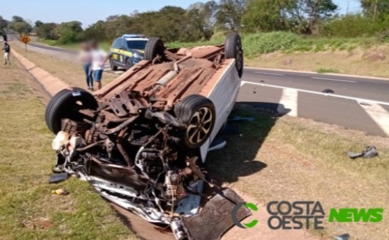 Em novo acidente na BR-277, Vectra capota após colidir com caminhão