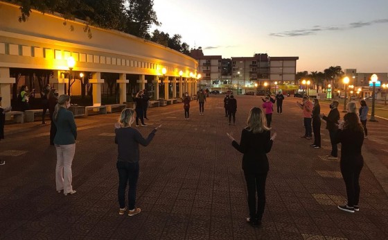 Empresários se reuniram na Praça Angelo Darolt no final desta sexta-feira em Medianeira