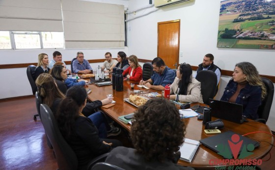 Equipe técnica da Secretaria da Assistência Social de Missal se reúne com representantes da Sedef