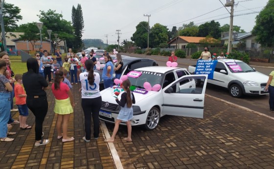 Escola Municipal Dona Leopoldina de Itaipulândia, faz carreata para homenagear os professores